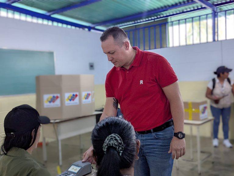 Gobernador Intoci ejerce derecho al voto